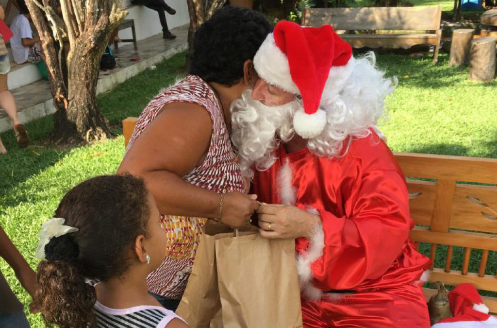 Papai Noel distribui presentes no Natal das famílias da Samaritana